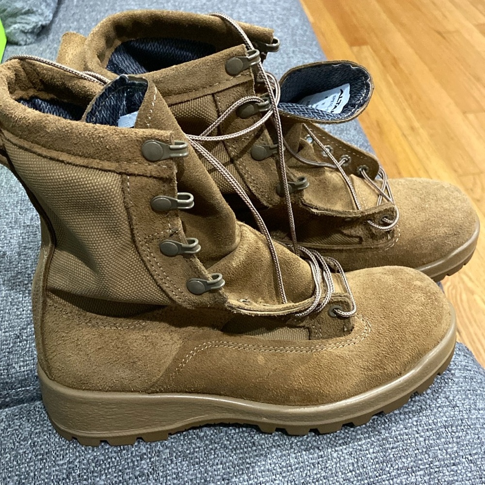 Altama size 7.5 women’s military boots never worn